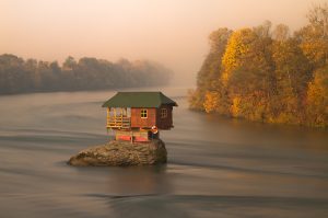 Kućica na Drini House on the Drina River / Kućica na steni